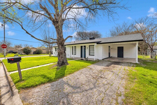 Foto del edificio - Single Story Home on a Corner Lot in Segui...
