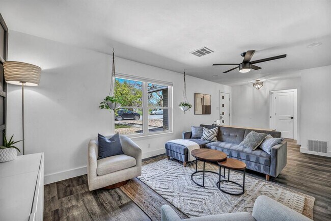 Foto del edificio - 2805 Silverway Dr