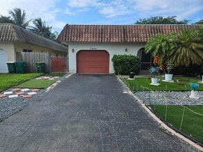 Building Photo - 7904 NW 70th Ct