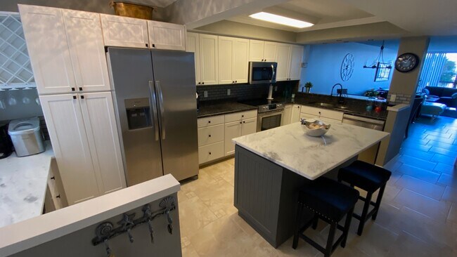 Foto del edificio - 9525 Blind Pass Rd