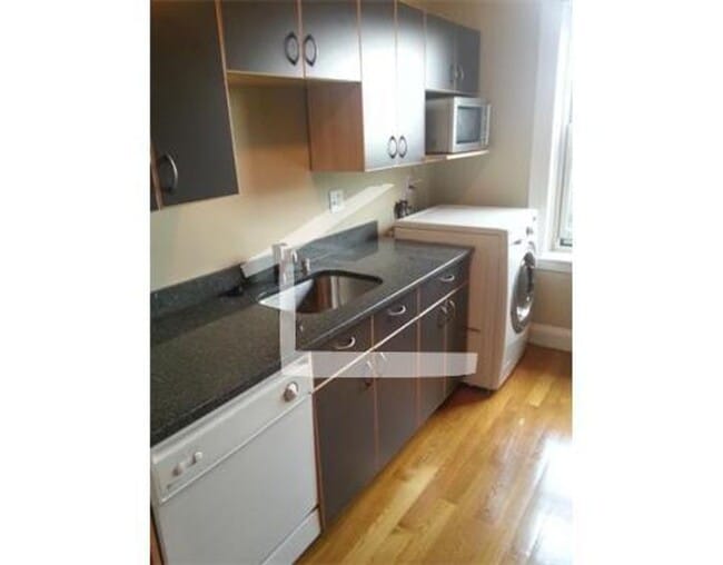 Building Photo - Beautiful 2 bedroom condo with all the ext...