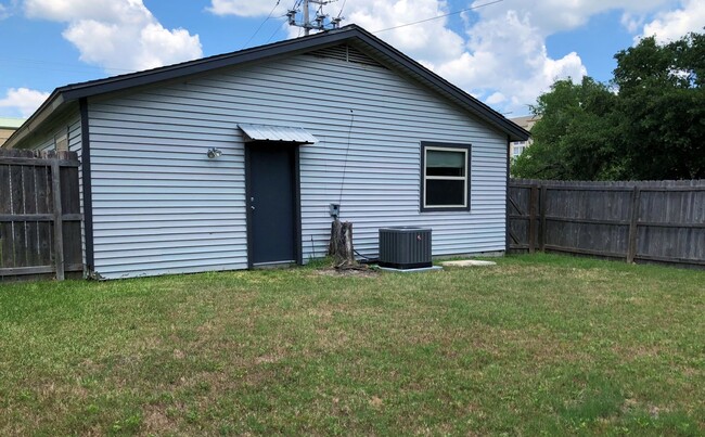 Building Photo - 3bd/1ba House w/ Garage & Private Backyard...