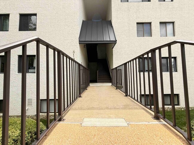 Foto del edificio - 613 Oakland Hills Ct