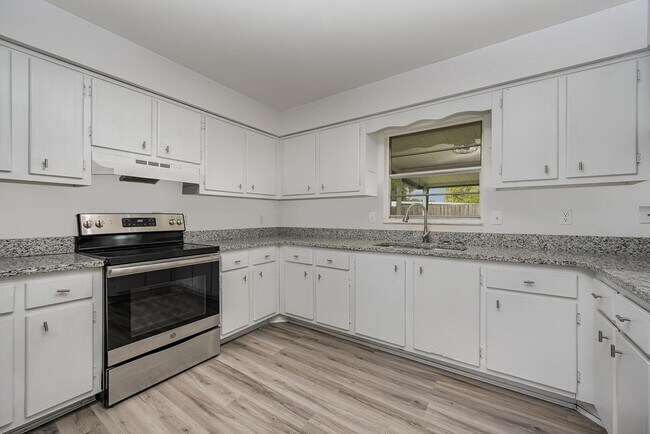 Building Photo - 200 Hickory Ave