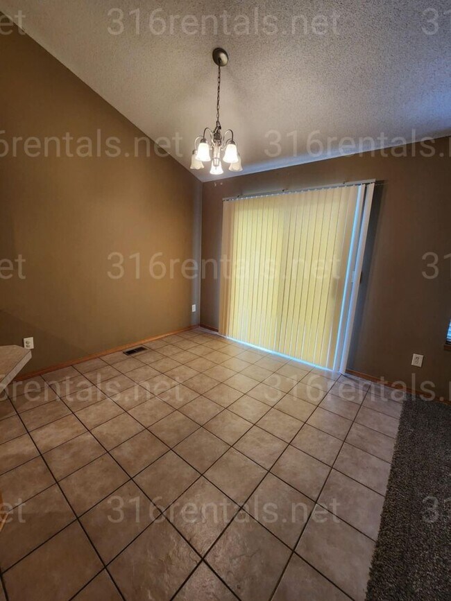 Building Photo - $1,650 - 3 bedroom / 1 bathroom - Single F...
