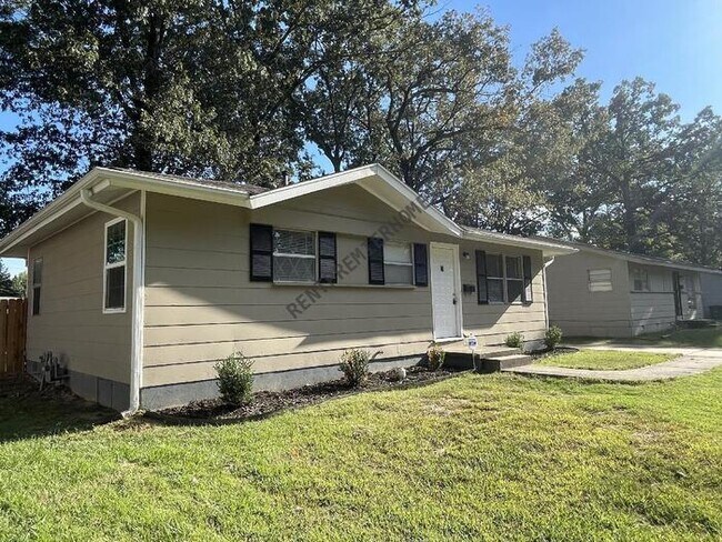 Foto del edificio - 9411 Woodford Dr