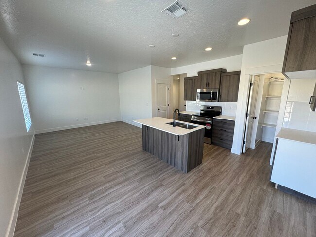 Building Photo - Beautiful FOUR Bedroom Home!