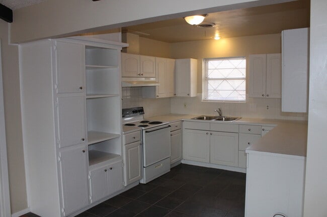 Building Photo - Available Now! 2/1/26 and Large game room ...