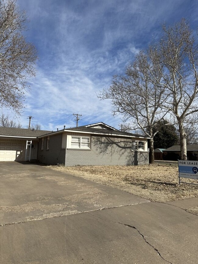 Building Photo - Spacious Home!