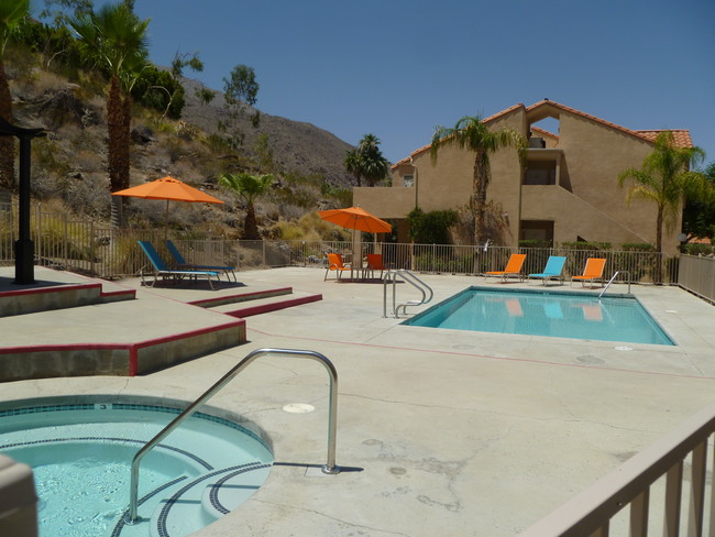 Foto del edificio - 2201 S Palm Canyon Dr