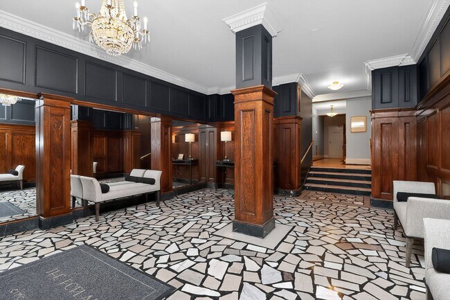 Foto del edificio - Absolutely stunning penthouse level unit in the historic Poplar building in Charlotte's tree line...