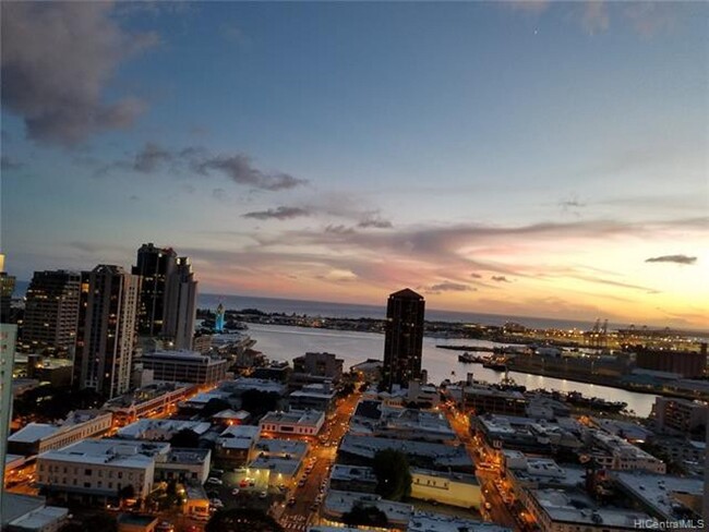 En una de las plantas más altas del hotel, con vista al puerto, al cielo o al atardecer - 60 N Beretania St