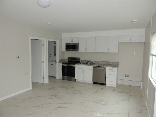 Foto del edificio - 23470 Victory Blvd