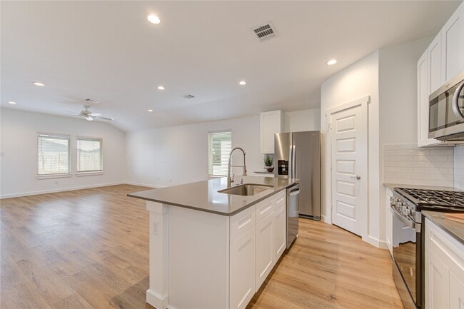 Foto del edificio - 29418 Emilys Rock Ln