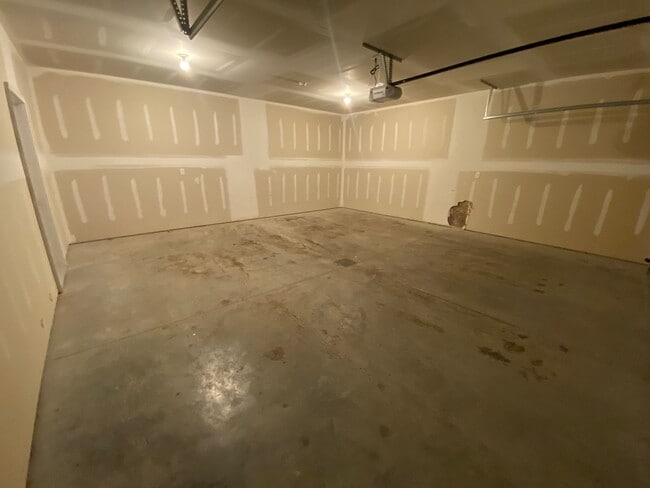 Building Photo - 3 bdrm/2 bath townhomes - MOVE IN READY!