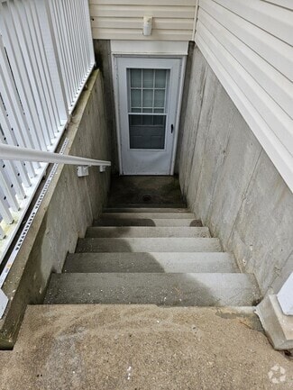 Building Photo - 904 Doane Ave