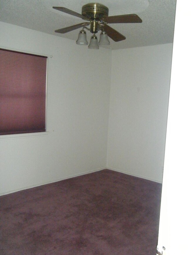 Building Photo - 3 br, 1.5 bath House - 704 Three Cross