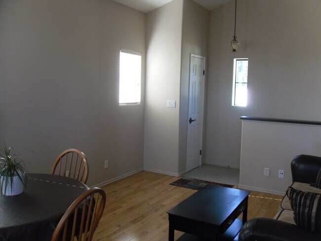 entry area / closet - 7304 Forbes Ave