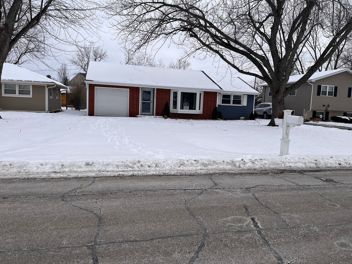 503 Deerpath Dr, Lindenhurst, IL 60046 House Rental in Lindenhurst, IL