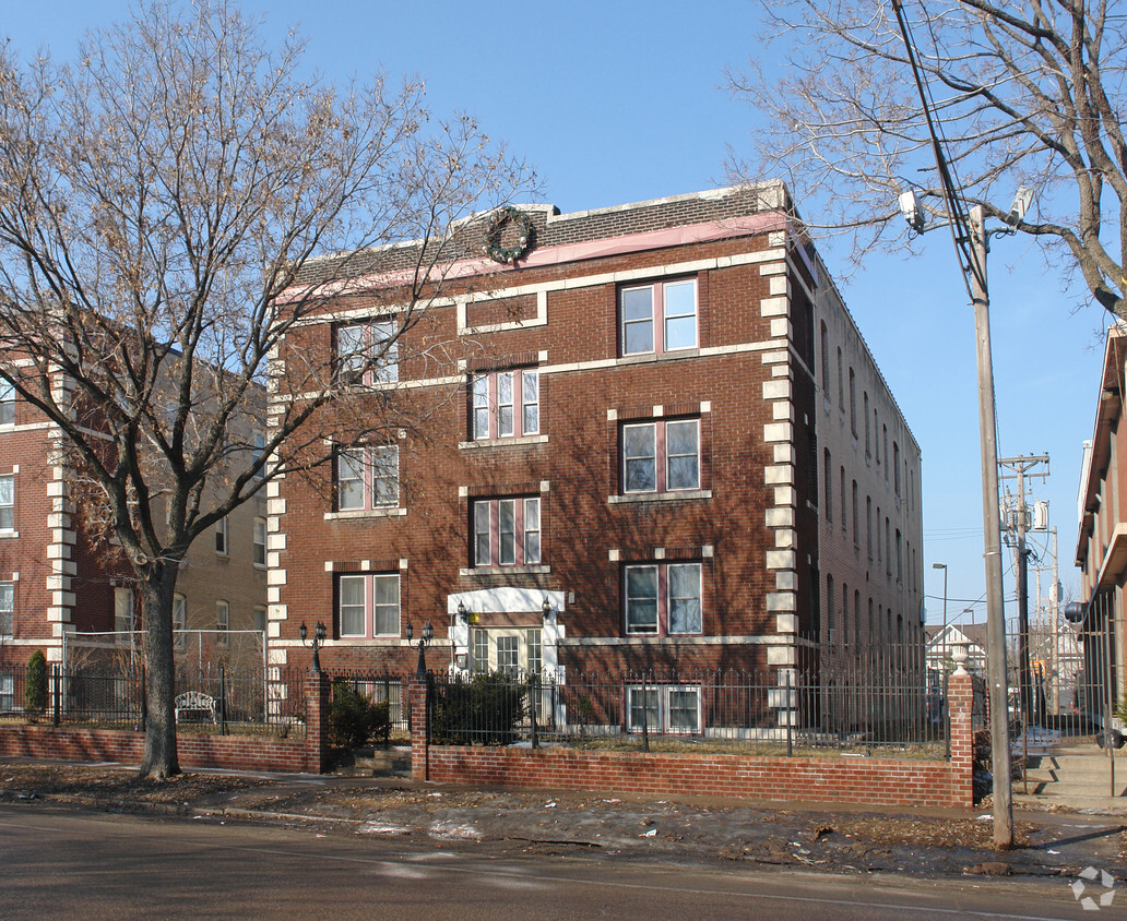 Primary Photo - 1818 Park Ave S