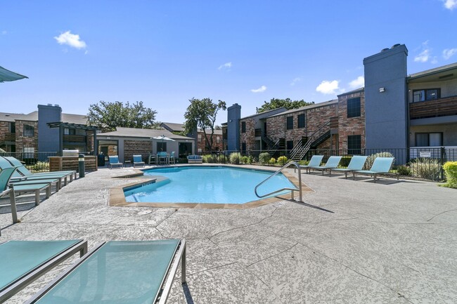 ¡Al lado de la piscina - Creekside on the Green