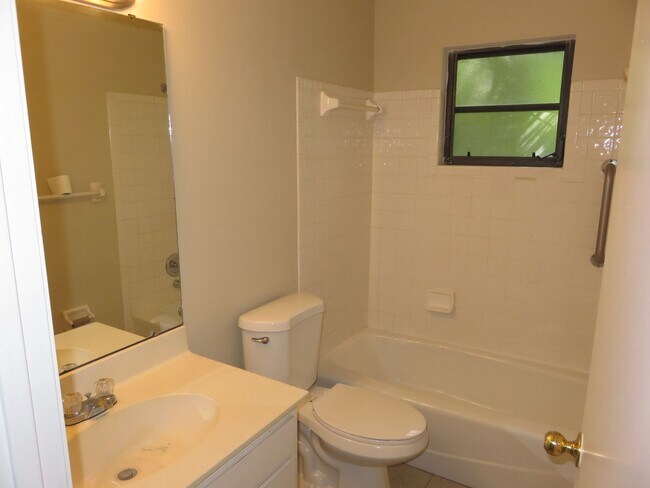 Foto del edificio - Open and bright 2/2 with garage