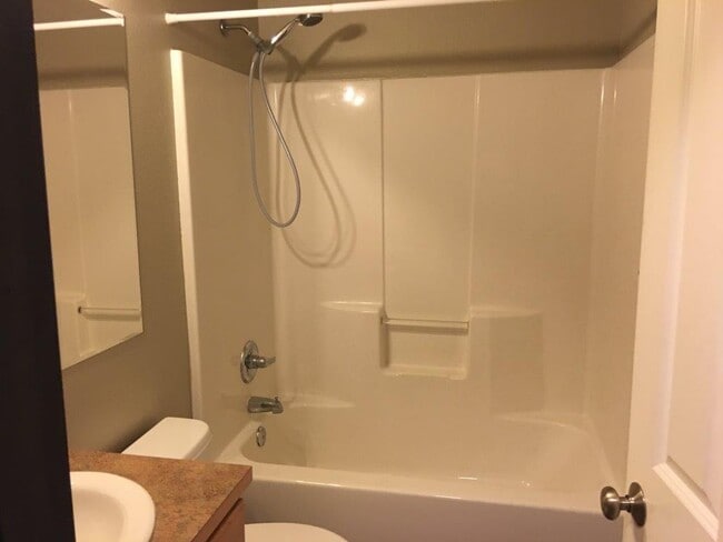 Building Photo - Super Clean Duplex.  WSG Included!