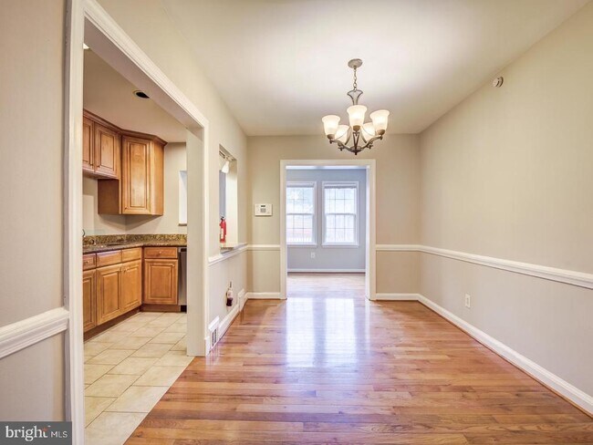 Building Photo - 1417 Downing St NE