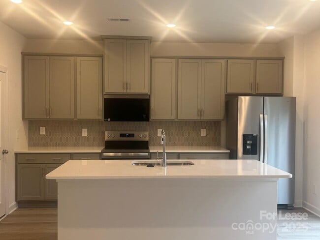 Foto del edificio - 1241 30th St Ln NE