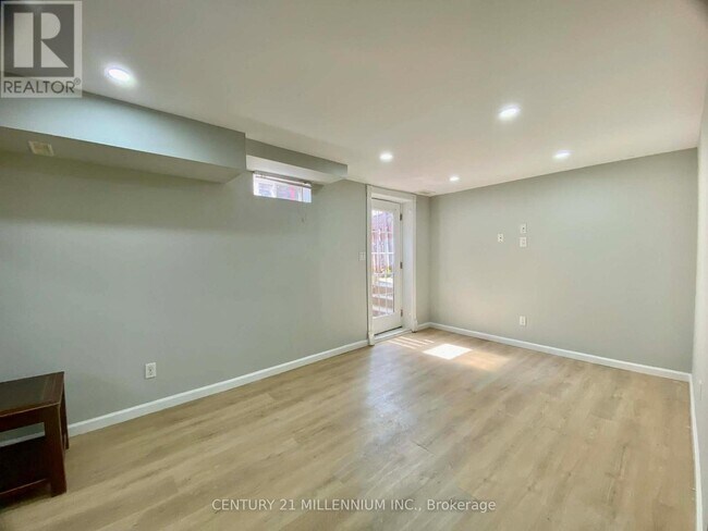 Photo du bâtiment - 248 Howard Crescent