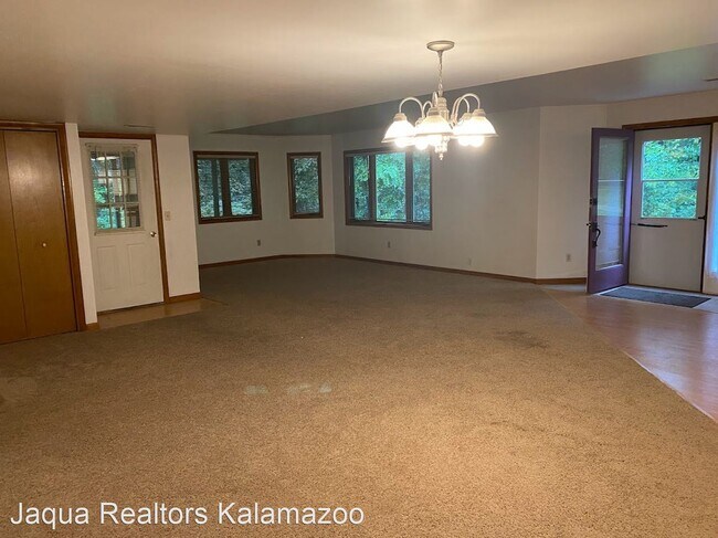 Foto del edificio - 3 br, 2 bath House - 7083 Douglas Ave