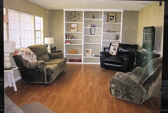 Foto del edificio - 28810 Lakeview Ave