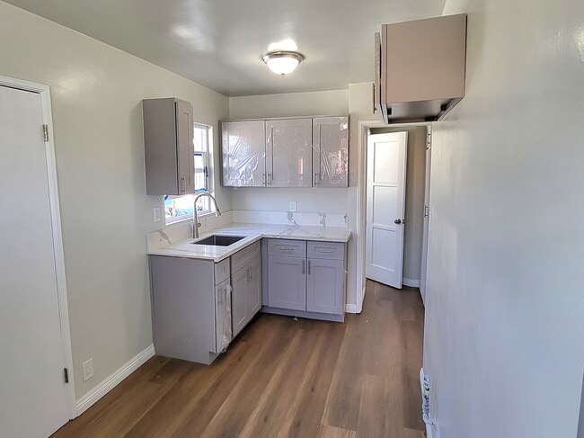 Building Photo - 6120 S Wilton Pl