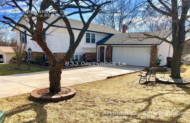 Building Photo - Spacious and Bright 3 Bedroom Home