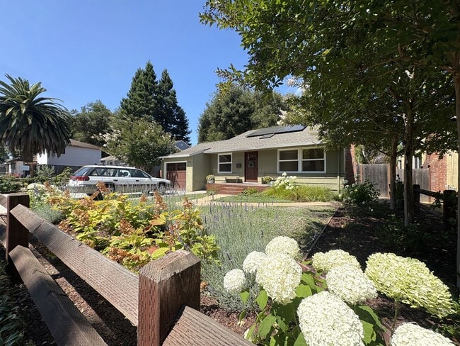 Building Photo - Beautiful 4BD/2BA Menlo Park Home with Lar...