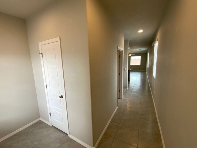 Foto del edificio - 4 Bedroom Newly Built Home Available Near ...