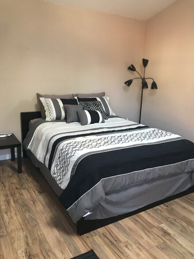 Foto principal - 283 McCreery Ave