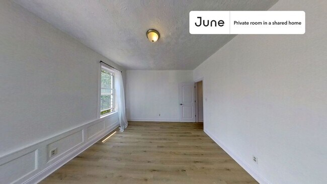 Foto del edificio - Private bedroom in 4 bed/1 bath Home