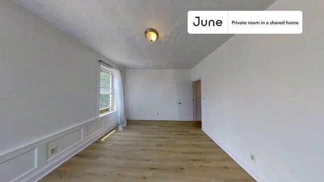 Building Photo - Private bedroom in 4 bed/1 bath Home