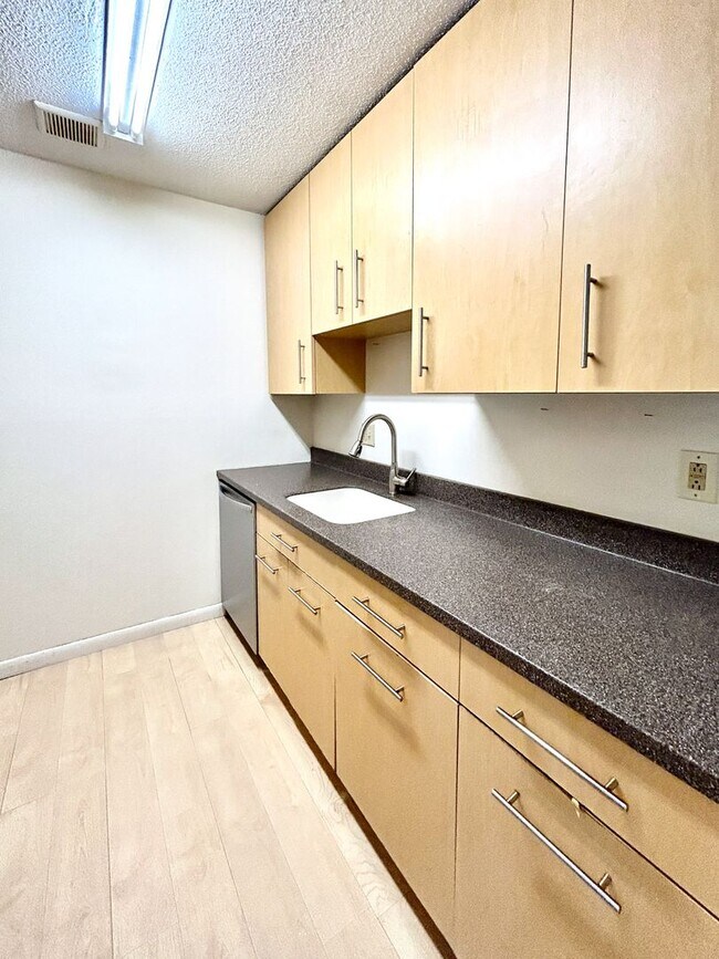 Foto del edificio - Hills Garden Condo Association - comfort and convenience perfectly situated between Downtown Burl...