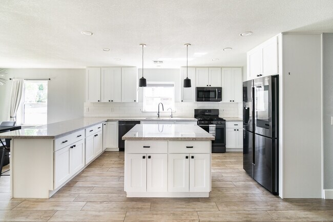 Foto del edificio - 2302 E Whitton Ave