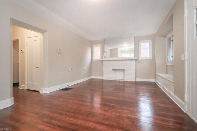 Large Living Room - 947 Nobleshire Rd