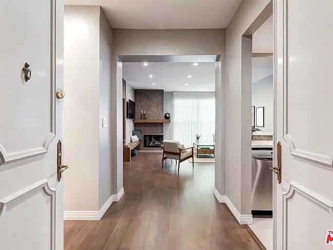 Building Photo - 930 N Doheny Dr