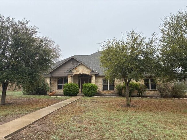 Building Photo - 5BR/3BA w/ Fenced Yard + Covered Parking in Seguin, TX