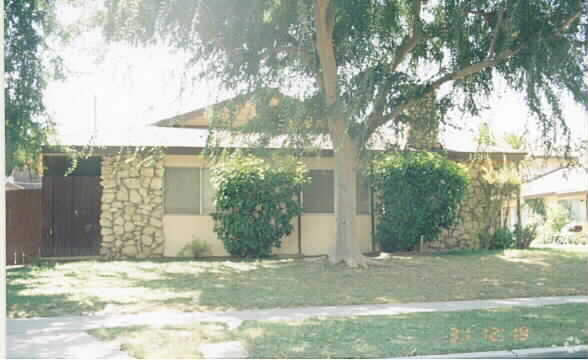 Building Photo - 1134 W 9th St
