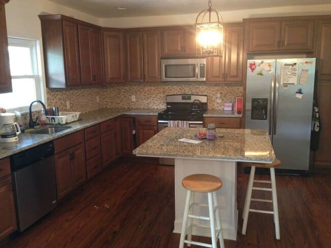 Building Photo - Huge Luxury South Side Home w/ Stainless Kitchen appliances and A/C