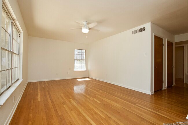 Building Photo - 922 Sumner Dr