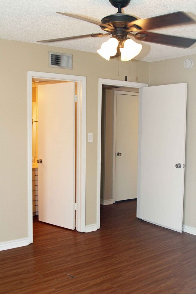 Foto del edificio - Live Your Best Life at This Downtown Condo...