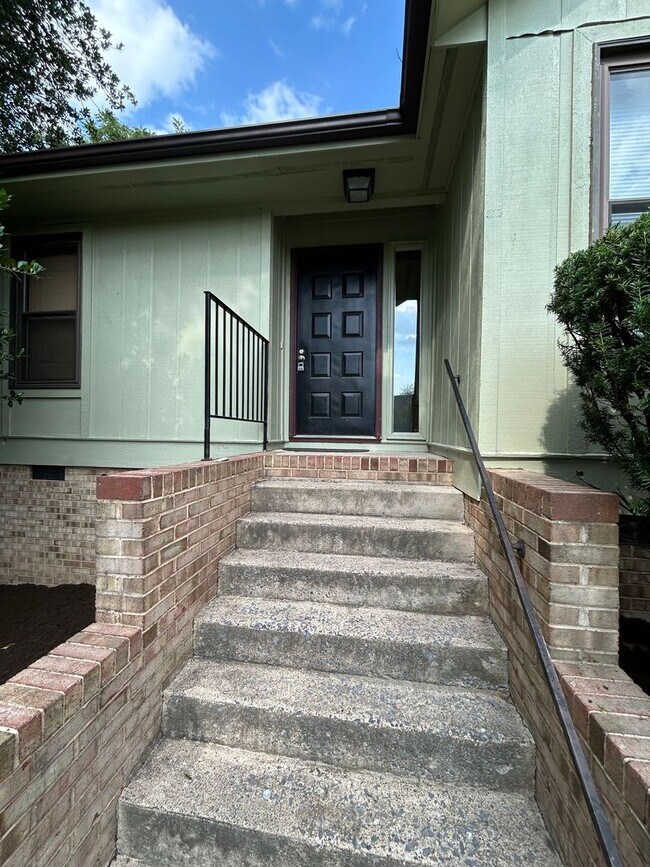 Foto del edificio - 706 Greenbriar Dr