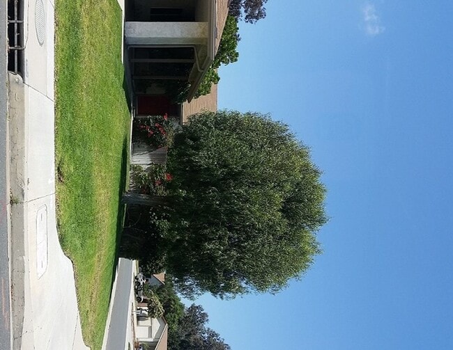 Building Photo - Corner 2 bedroom in Mission Oaks!